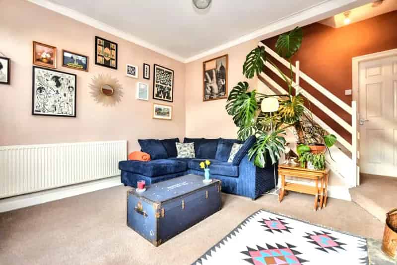 Three Bedroom Terraced House WF2 - Near Amenities and Commuting Links