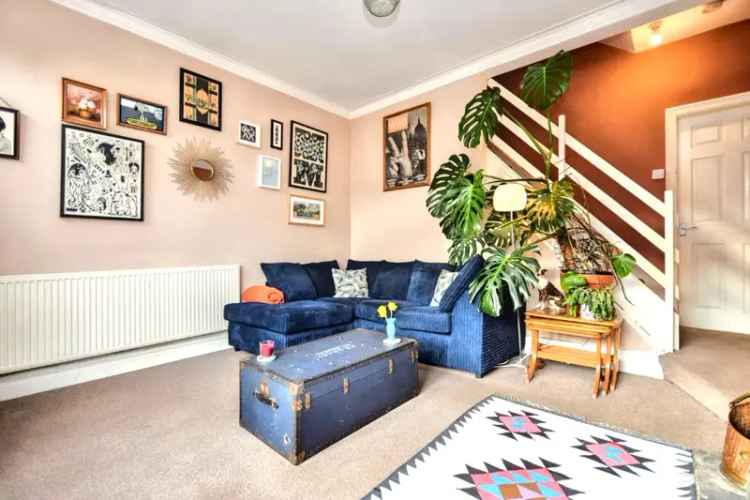 Three Bedroom Terraced House WF2 - Near Amenities and Commuting Links