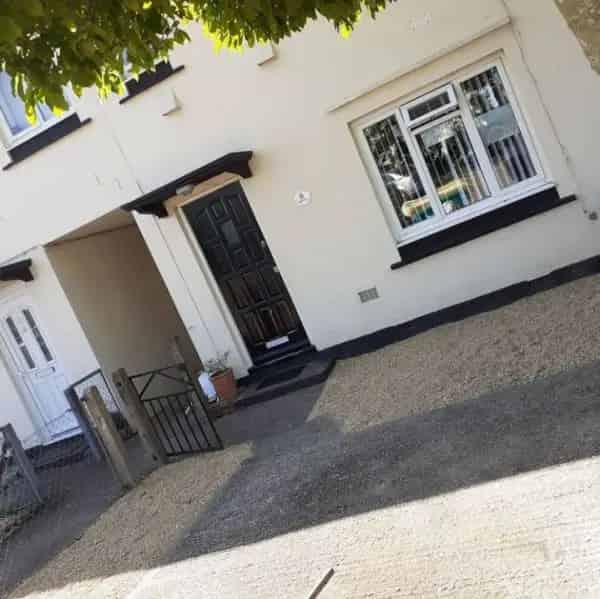Village Home near Heathrow: Schools and Shops