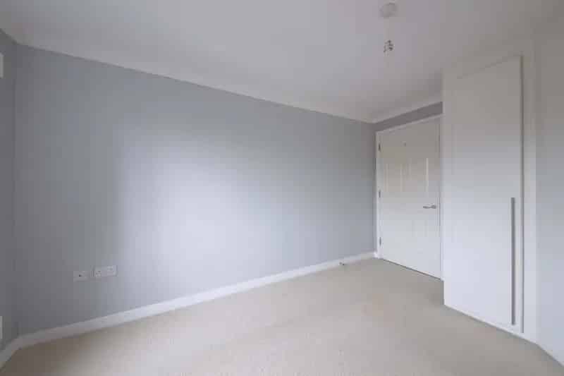 2 Bed Flat Leasehold EPC C Parking Neutral Decor