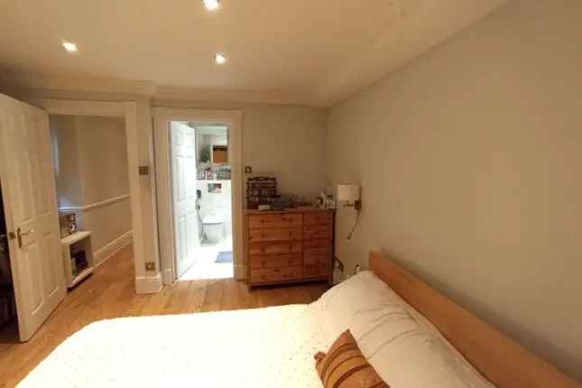 Flat to rent in Manson Place, London SW7