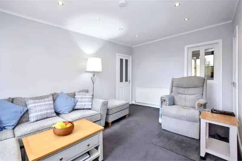 2 Bed Flat Penicuik Near Edinburgh - Ideal for First Time Buyers and Investors