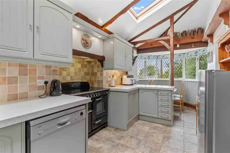4 Bedroom Detached House with Pool and Large Garden