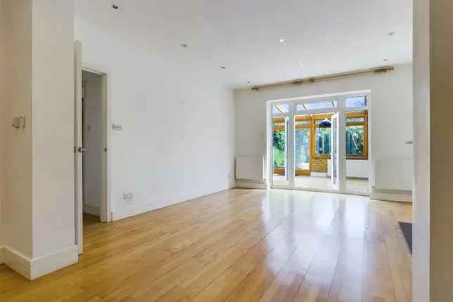 3 Double Bedroom Apartment with 80ft Garden London NW6