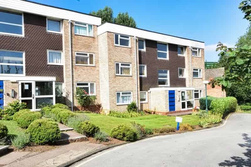 2 Bedroom Flat Near Olton Station - No Upward Chain