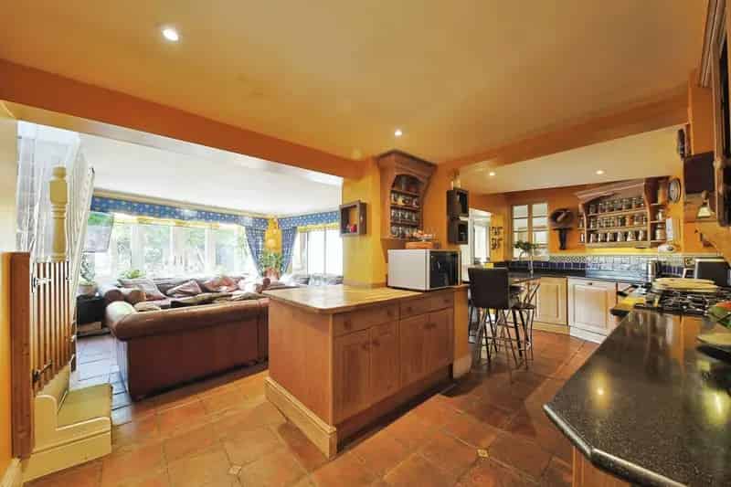 5 Bedroom Semi-Detached House for Sale