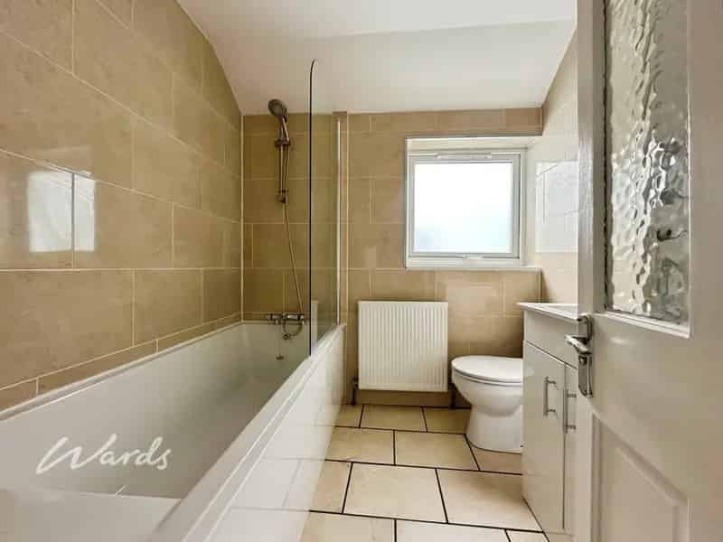 1 Bedroom Ground Floor Maisonette Near Train Station