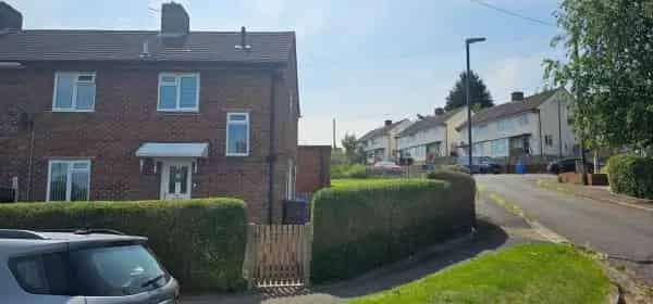 3 Bed Semi Detached House Quiet Street Large Garden
