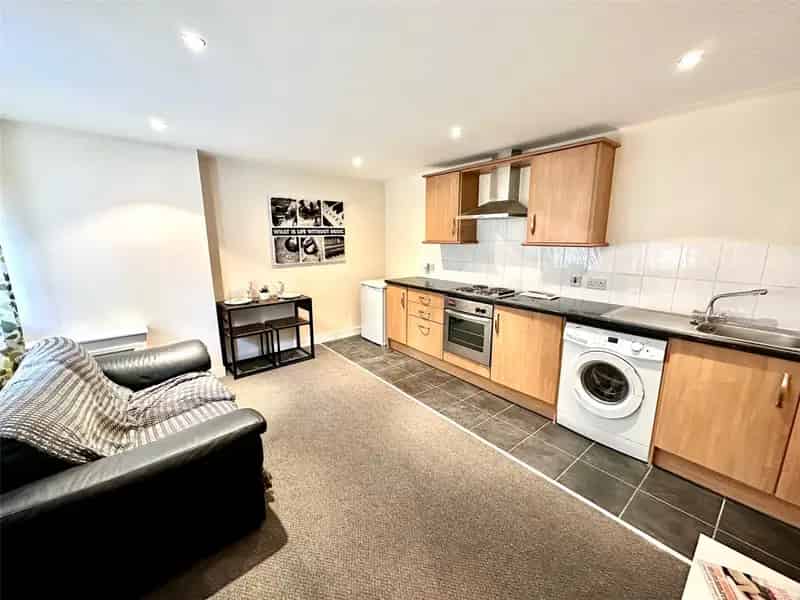Spacious 1 Bed Apartment near Morley Town Centre