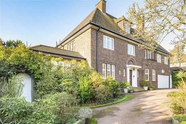 Six Bedroom House for Sale in Southgate Green London