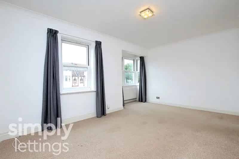 2 Bedroom Flat House to Rent - Garage - Preston Park