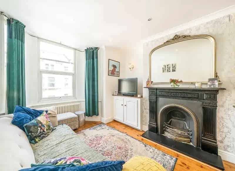 First Floor Apartment Two Bedrooms Modern Bathroom Clapham