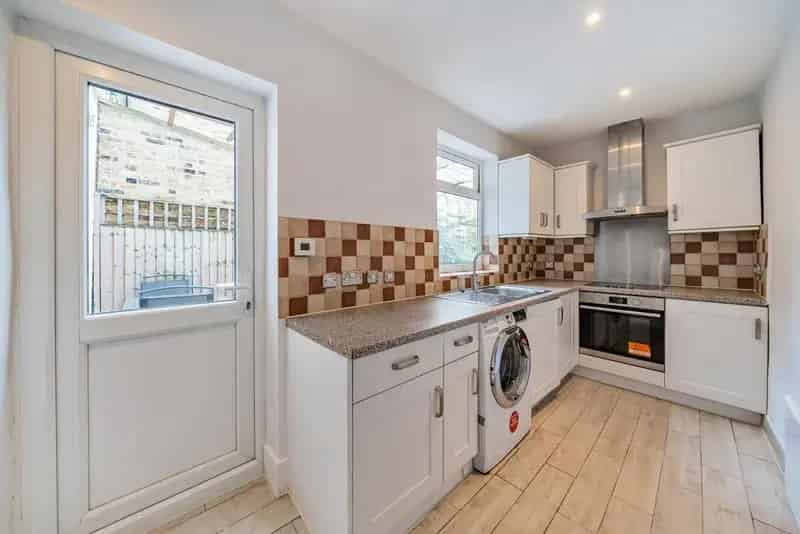 One Bedroom Period Apartment with Large Garden Near Clapham Old Town