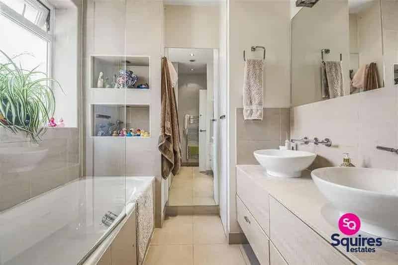 2 Bed Flat for Sale near Mill Hill East Tube Station