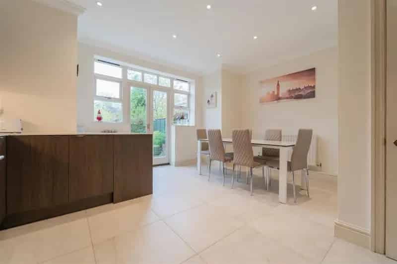 3 Bedroom Townhouse Gated Development Driveway Garage Family Home