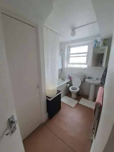 Quiet Apartment Near Shops and Piccadilly Line