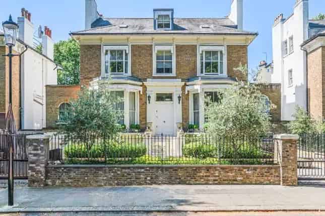 Luxury Family Home in Holland Park with Amenities