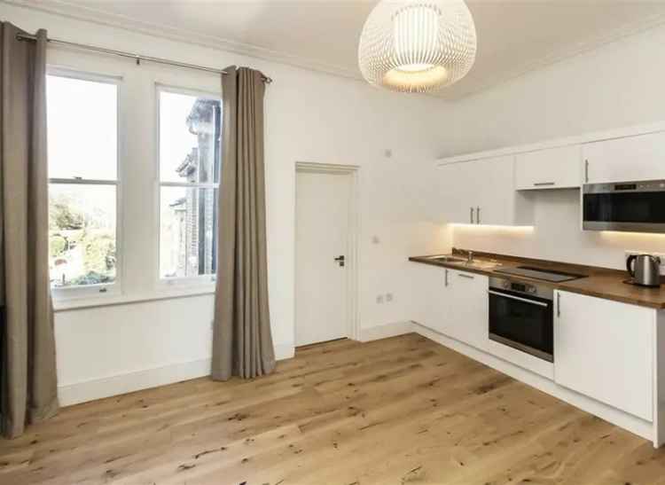 Flat For Sale in Park Road, London, England