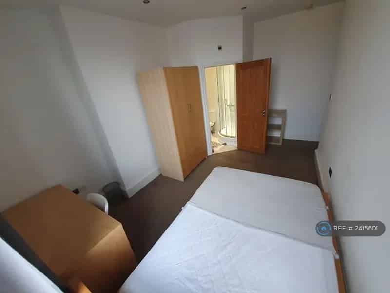Luxury 4-Bedroom Apartment - 2 Double Rooms Available