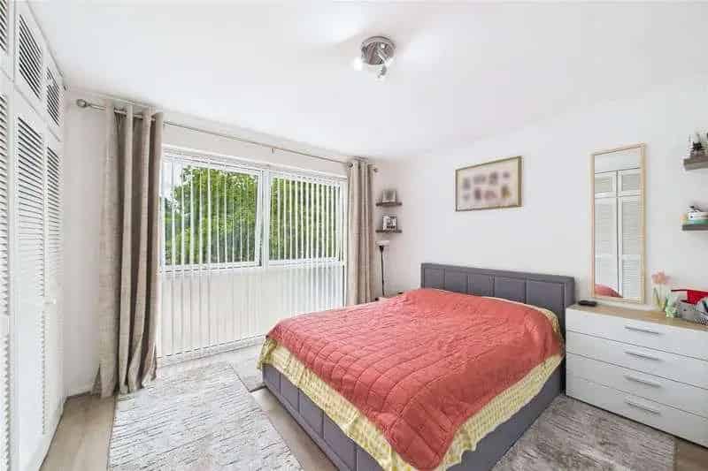 1 Bed Flat for Sale - Refurbished Apartment with Parking