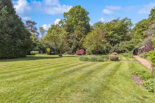 Luxury 6-Bedroom Family Home with Pool and Garden in Sarratt