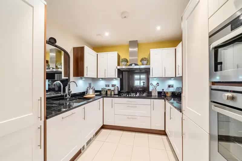 Spacious First Floor Flat near Maidenhead Station with Golf Course Views