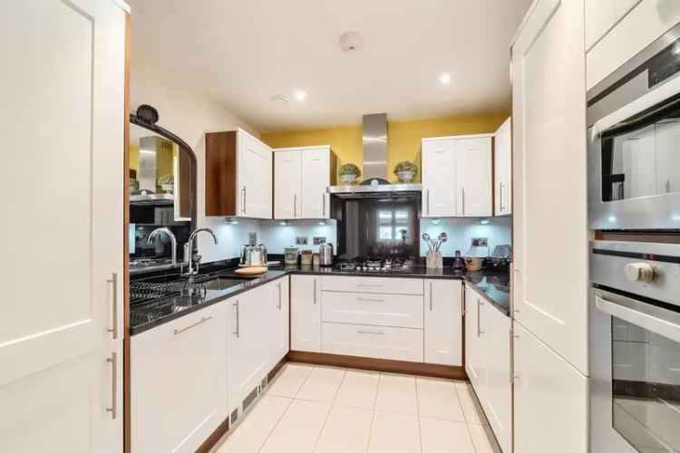 Spacious First Floor Flat near Maidenhead Station with Golf Course Views