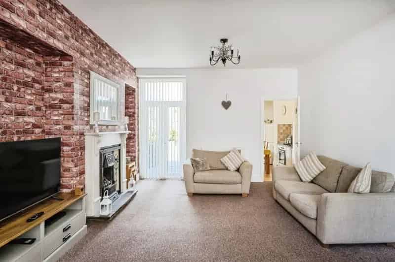 3 Bedroom Semi Detached House Pontwalby Glynneath