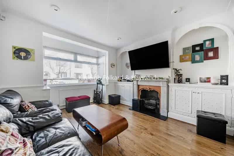 Four Bedroom Extended End of Terrace House with Loft Conversion