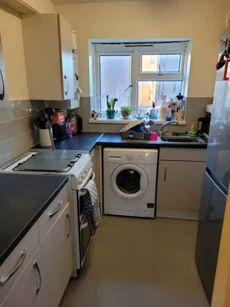 Flat For Rent in Reigate and Banstead, England