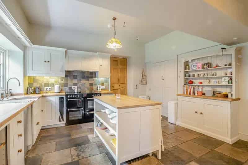 6 Bedroom Period Farmhouse with Outbuildings