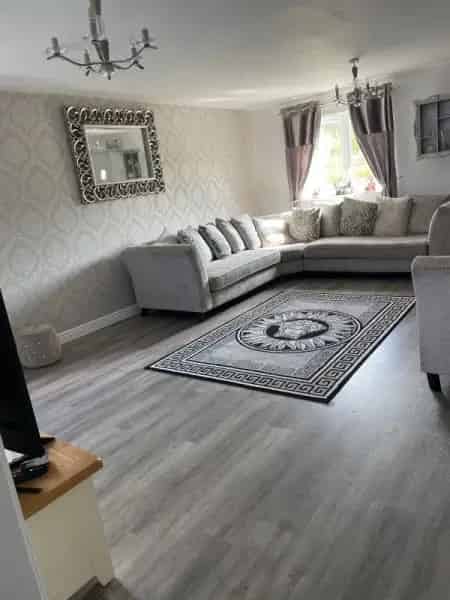 4 Bed Detached House Near Shops and Schools