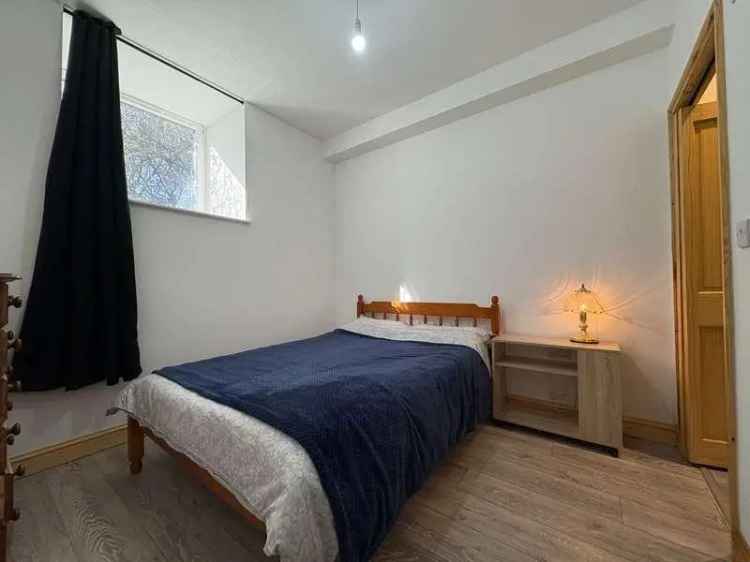 1 Bed Flat for Sale - Modern Ensuite, Open Plan Living