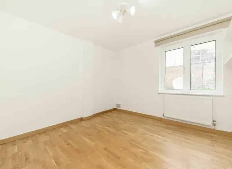 Spacious 2-Bedroom Apartment near Roundwood Park