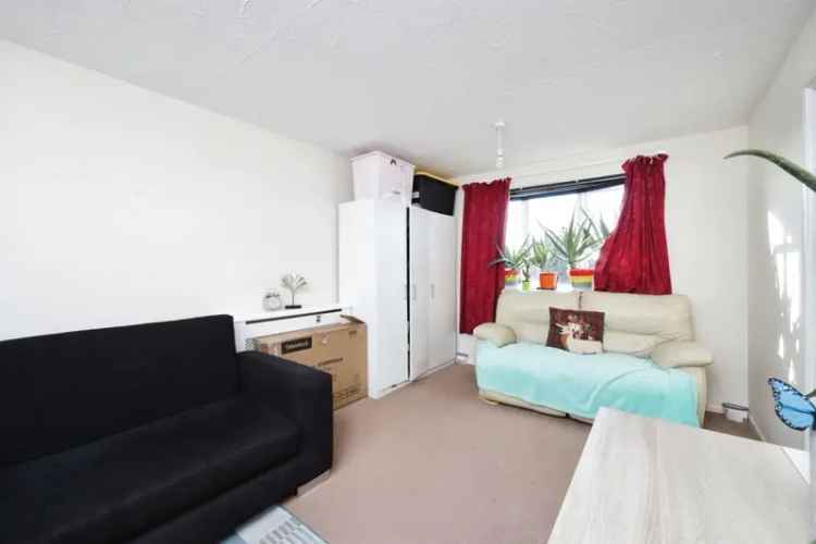 2 Bed Top Floor Flat Near Watford Station