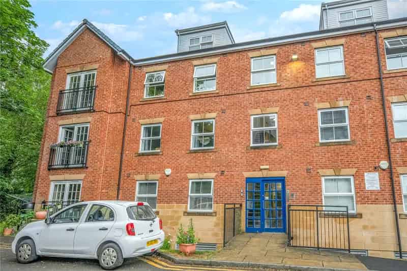 Two Bedroom Apartment with Juliet Balcony and En-Suite Near Moortown Corner