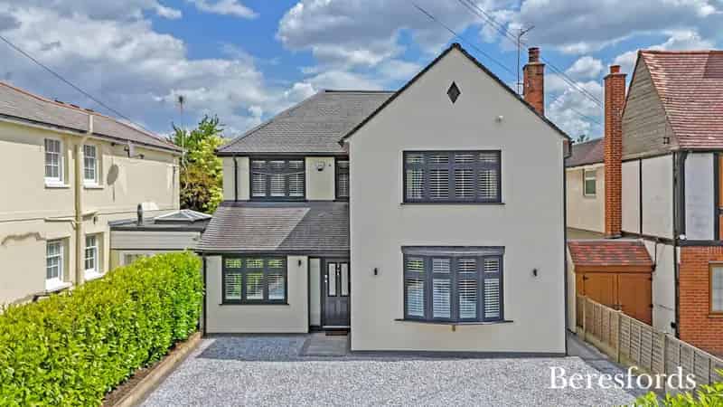 4 Bedroom Detached House for Sale Near Larchwood Primary School