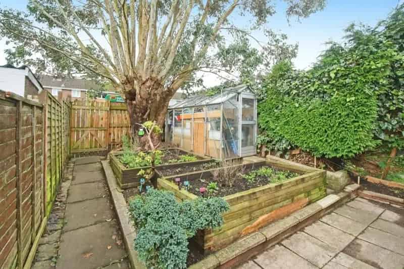 3 Bedroom Terraced House with Conservatory and Garden