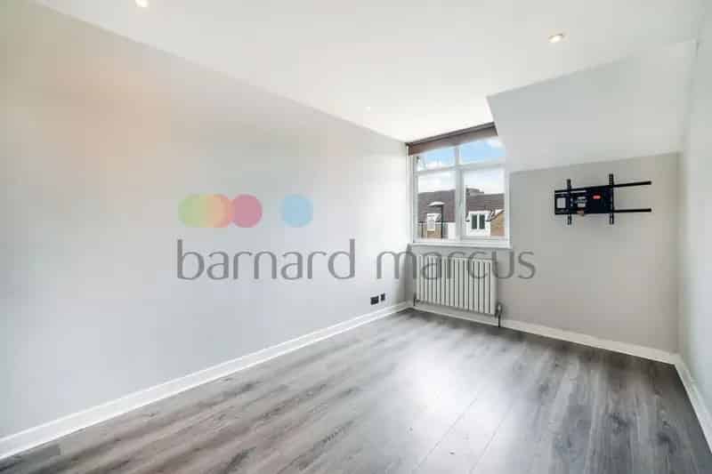 One Bedroom Flat Near Tube Station