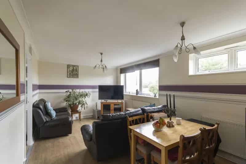 2 Bedroom Flat 4th Floor Off Road Parking Garage