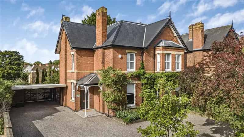 6 Bedroom Detached House for Sale