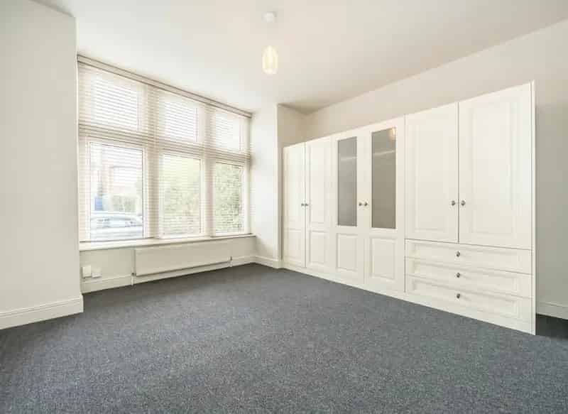 Refurbished One Bedroom Garden Flat for Professional Couple