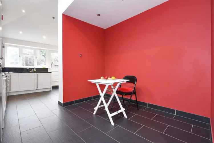 3 Bedroom Semi-Detached House in Stoneleigh Near Excellent Schools