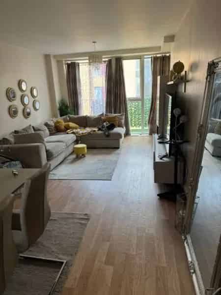 Spacious 2-Bedroom Flat Near Greenwich