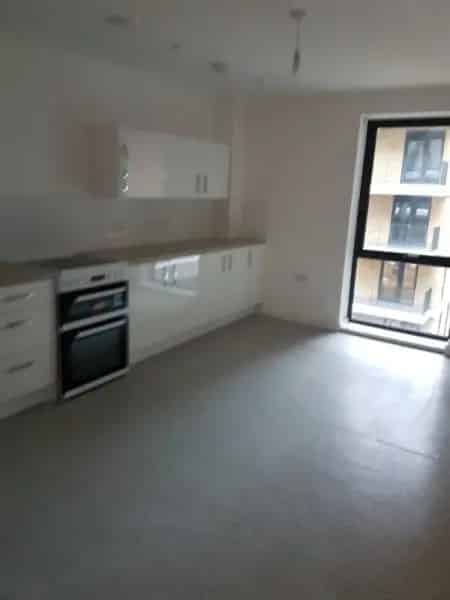 3 Double Bedroom Flat Near Crossrail Station