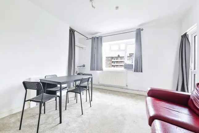 Flat to rent in Peterborough Road, Parsons Green, London SW6