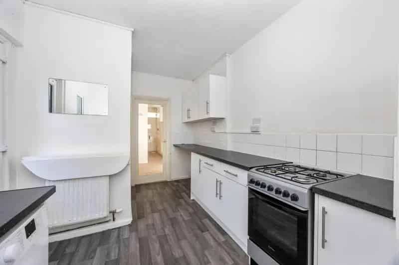 1 Bedroom Maisonette for Sale - Modernize and Move In