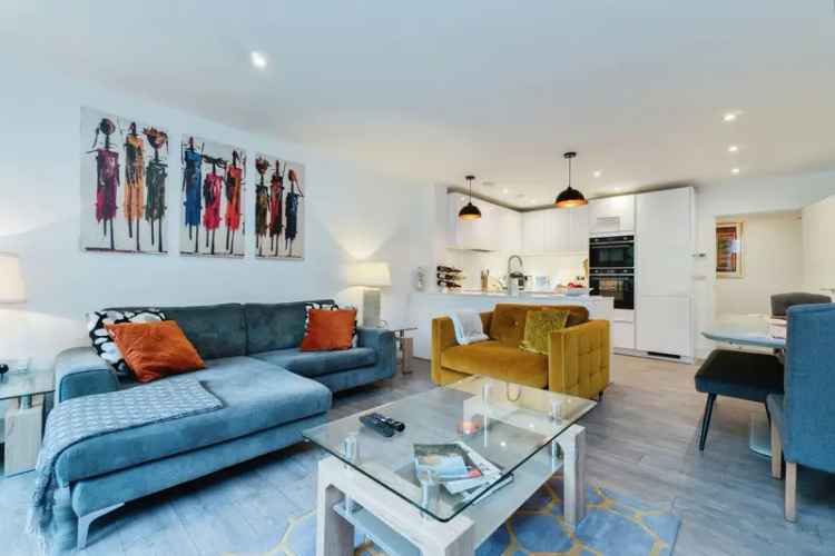 Modern 3-Bed Apartment Near Reedham Station