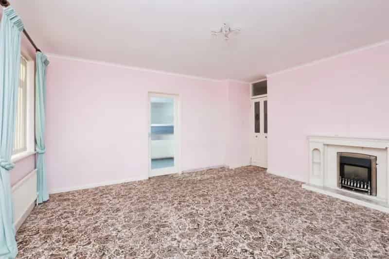 Two Bedroom Detached Bungalow with Panoramic Views and South Downs Access