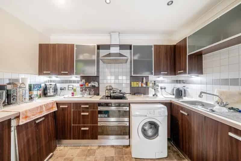 Two Double Bedroom Flat Near Shops and Transport